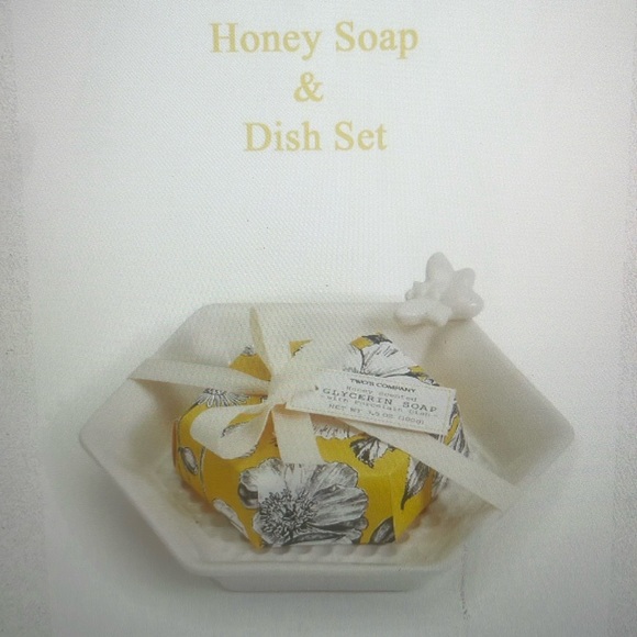 BRAND NEW IN BOX Twos Company Be Clean honey soap, and dish set - Picture 1 of 3